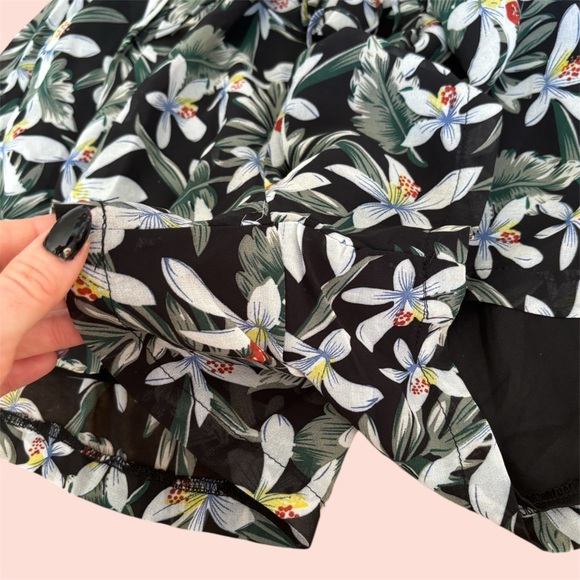 SEEK THE LABEL FLORAL BLACK SCORT/ SKIRT WITH INTERNAL SHORTS FLOWY SIZE MEDIUM - Picture 5 of 6
